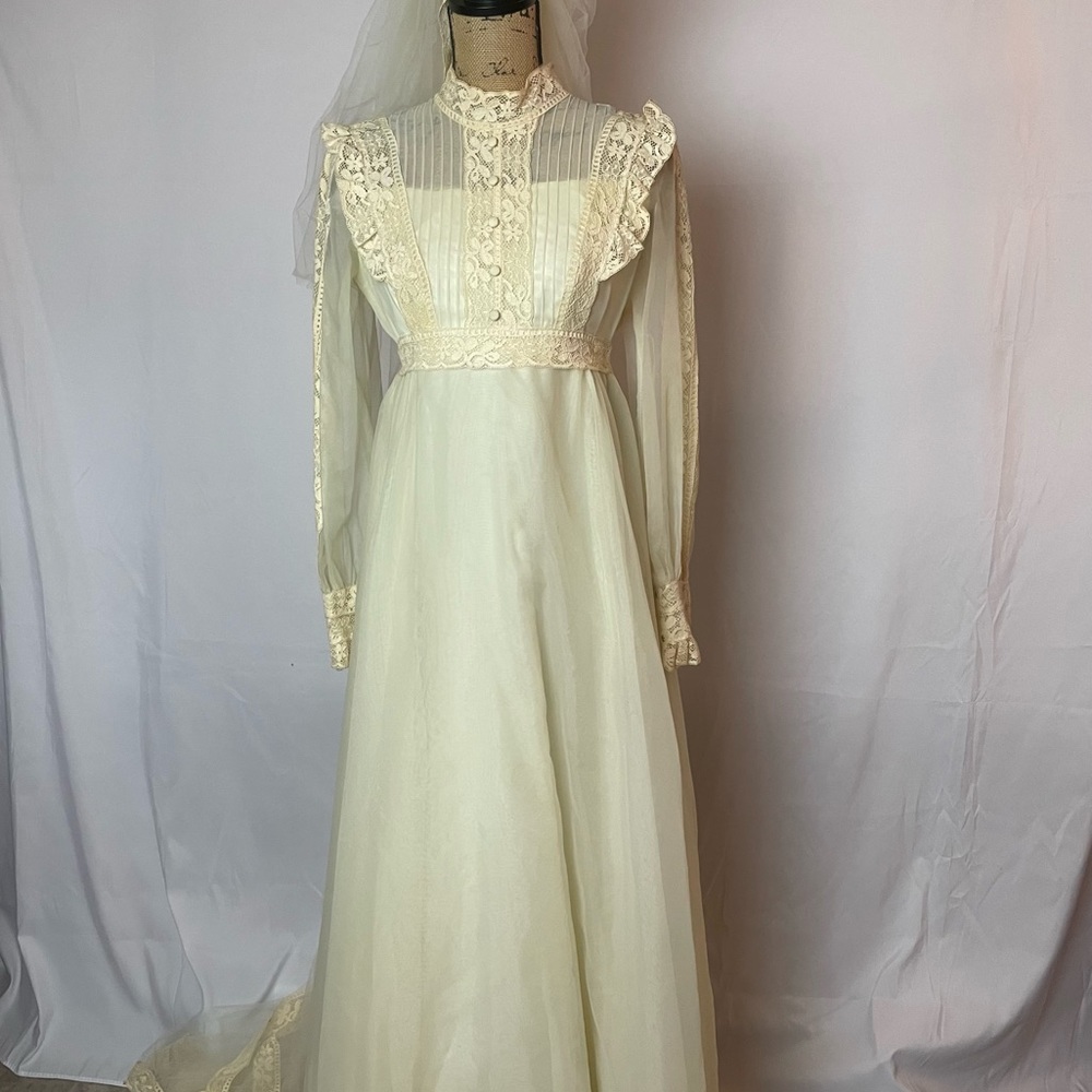 Vintage Cream Lace Wedding Dress